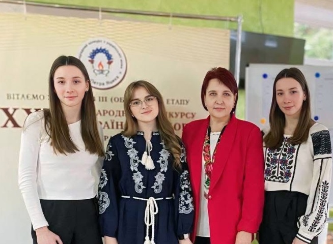 Голова журі Бабій Ірина Михайлівна із конкурсантами